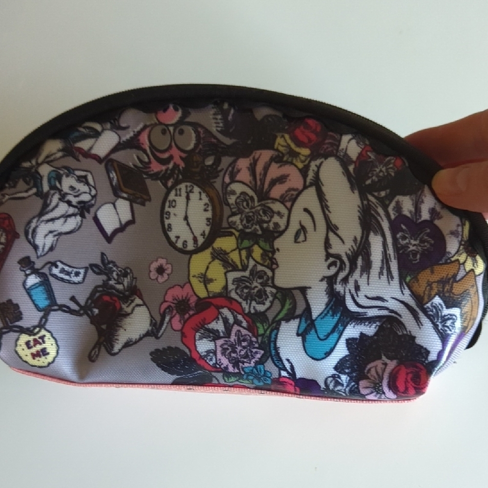 Tokyo Disney Alice In Wonderland Pouch - Picture 3 of 8